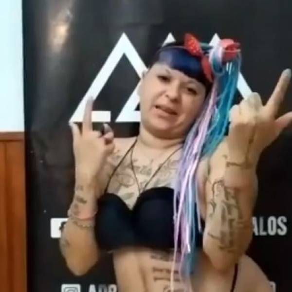 “La Chabona” posó en Tanga mostrando su nuevo tatoo MIRA!