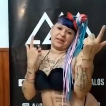 “La Chabona” posó en Tanga mostrando su nuevo tatoo MIRA!