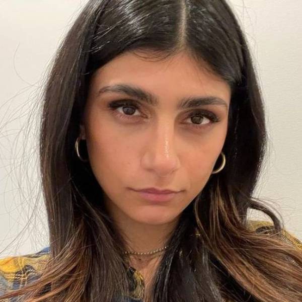 MIRA: Mia Khalifa poso recostada de espaldas con una mini bikini blanca
